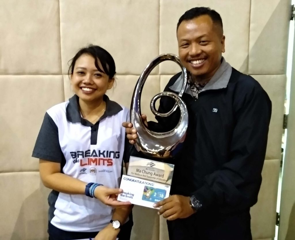 Ratna Kristina bersama Rahadi, wartawan seru.co.id yang meraih juara umum Ma Chung Award for Media. (rhd)