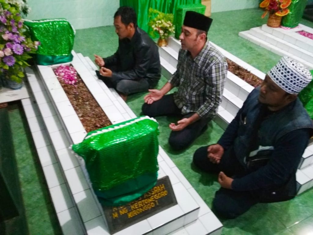 2. Nasim berdoa di makam Ki Ronggo sam