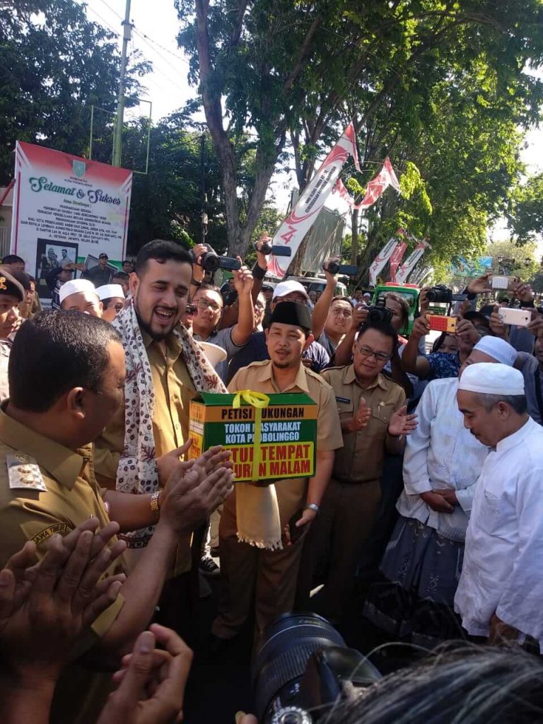 Walikota Probolinggo menerima petisi dukungan dari peserta aksi 1