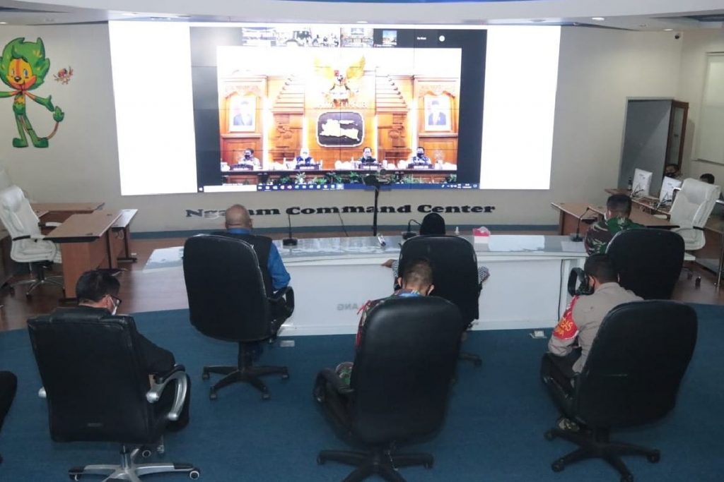 Forpimda Malang Raya vidcon dengan Gubernur Jatim. (rhd)