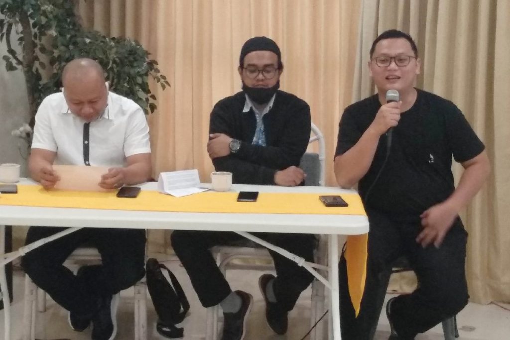 Nalang (kanan), didampingi Ismail dan Yasir Sani, menjelaskan Vokanesia.id