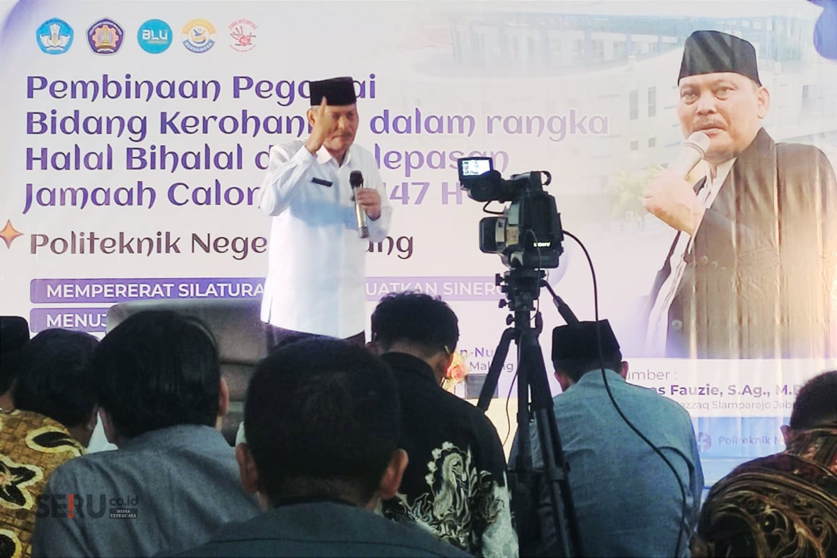 KH Dr Anas Fauzie SPd MdI menyampaikan tauziah. (rhd)