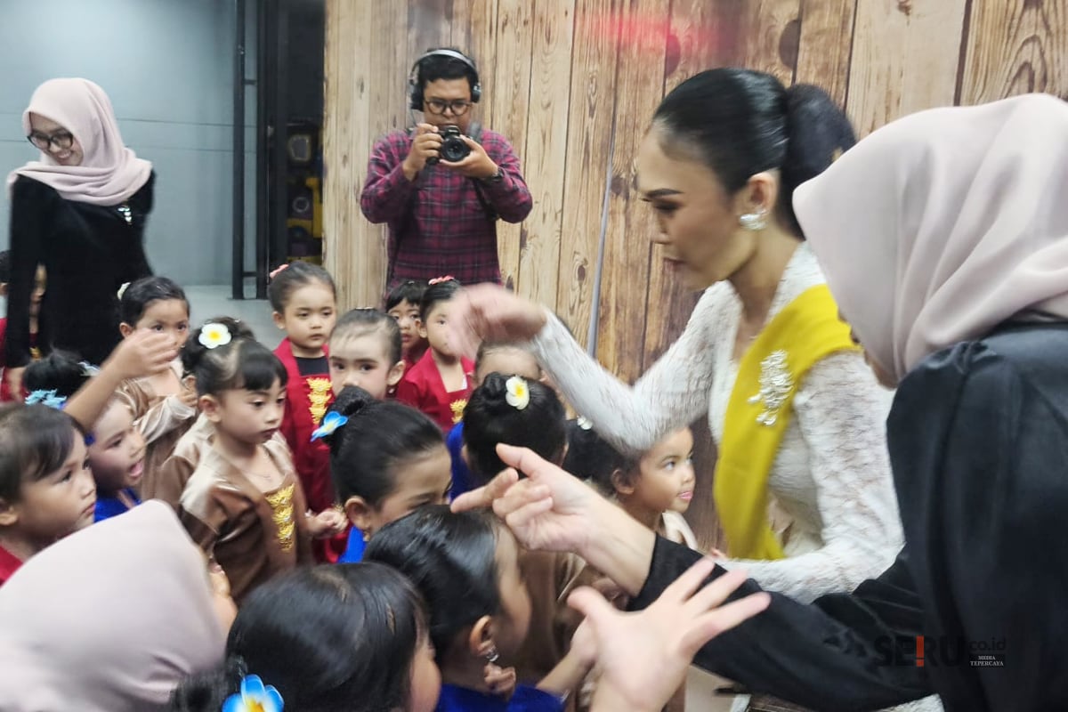 Yuni Shara mendapatkan sambutan hangat dari para Siswa PAUD CPA ketika tiba di lokasi acara. (Seru.co.id/dik)