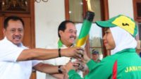 Obor Api Porprov VI Disambut Meriah Warga Lamongan