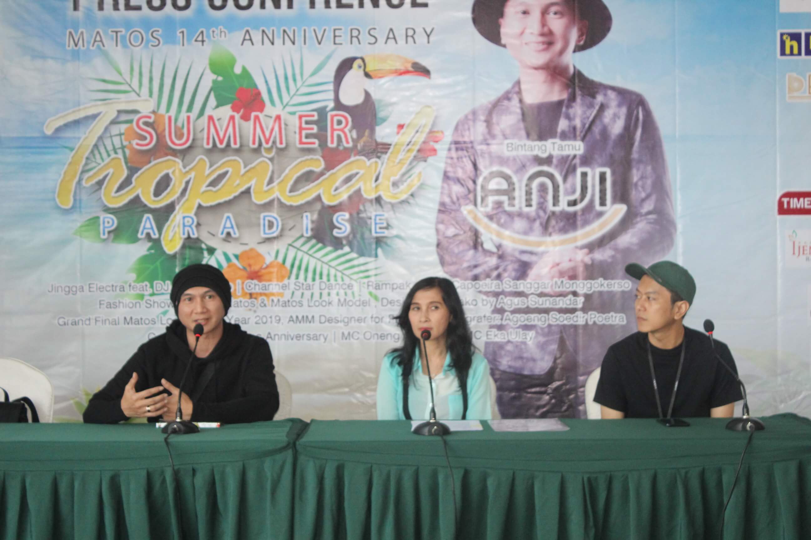 Summer Tropical Paradise - Anji Bakal Sapa Warga Bhumi Arema di Matos