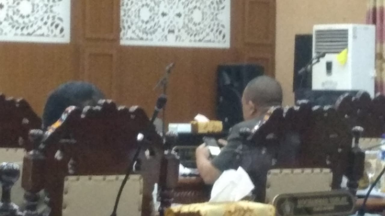 Paripurna DPRD Kota Probolinggo, Peserta Rapat Otak Atik HP
