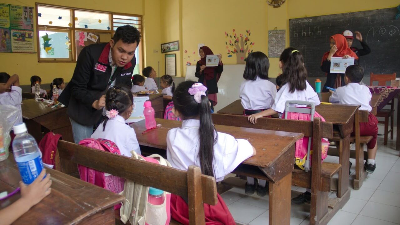 Ajarkan Hidup Sehat di Sekolah Dasar dan Madrasah Tsanawiyah - Menengok KKN 108 UMM di Kecamatan Ngantang Kabupaten Malang