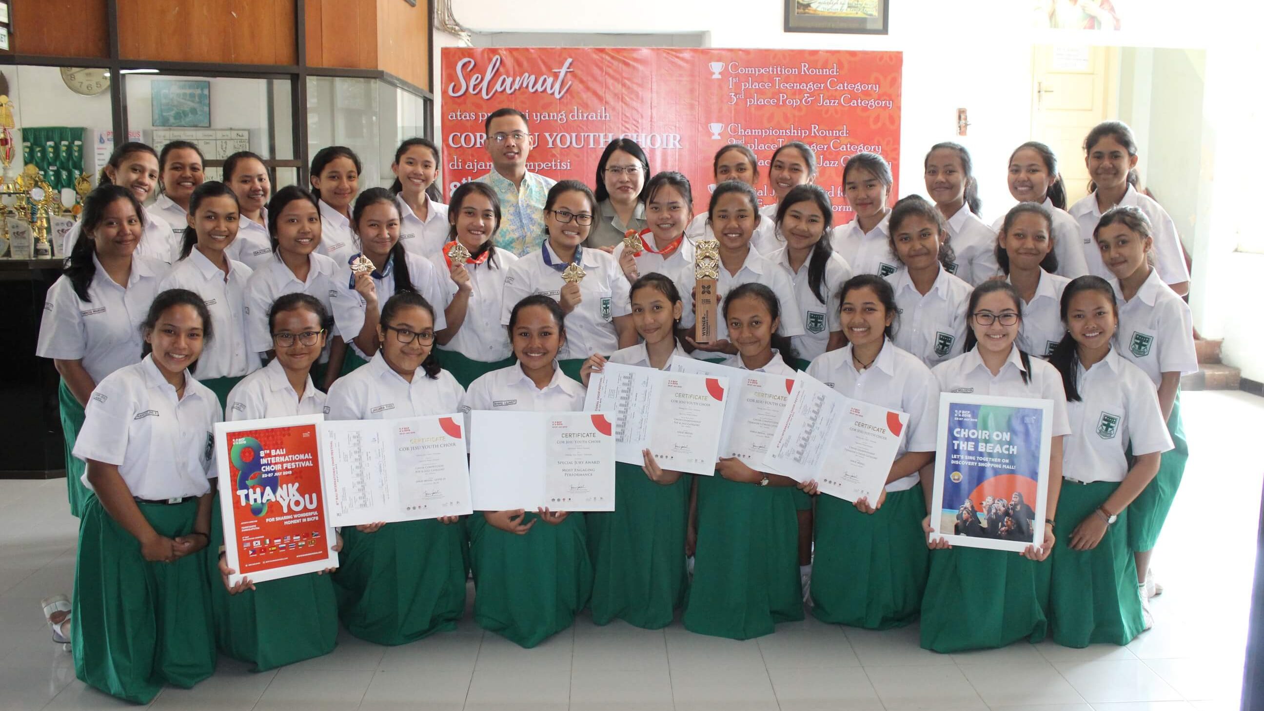 SMAK Cor Jesu Sabet 4 Medali Emas & 1 Piala Choir Internasional