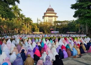 Usai Sholat Ied, UB Bagikan 14 Ekor Sapi dan 21 Ekor Kambing