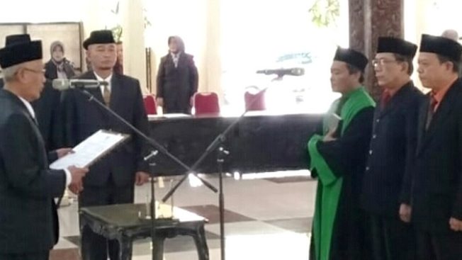 cropped 1 Bupati Salwa Saat Lantik Alun Kepala BKD 2019