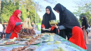 Berbagi Ratusan Sate Gratis, Ingatkan Masyarakat Pelosok Butuh Hewan Kurban - YDSF Malang