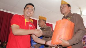 Alfamart-PWI Malang Raya Berikan 100 Paket Sembako Kepada Anggota LVRI Kota Malang