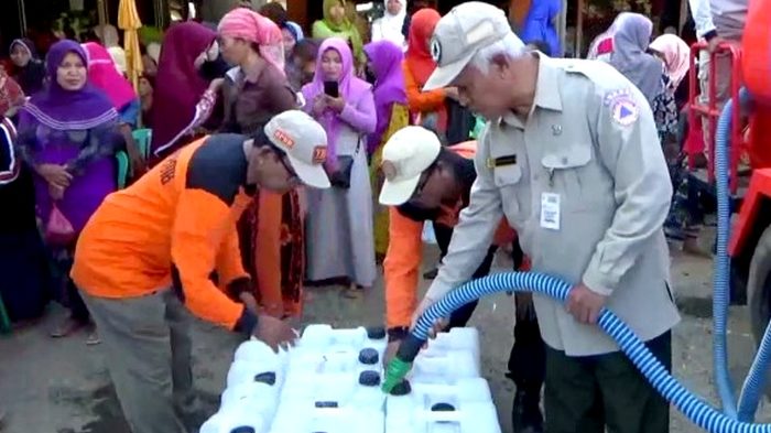 cropped Kepala BPBD Bondowoso Kukuh Triyatmoko saat Salurkan Air Bersih 2019