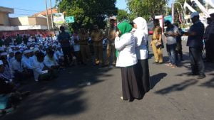 cropped emak emak memberikan dukungan kepada Walikota untu menutup tempat hiburan malam. 1