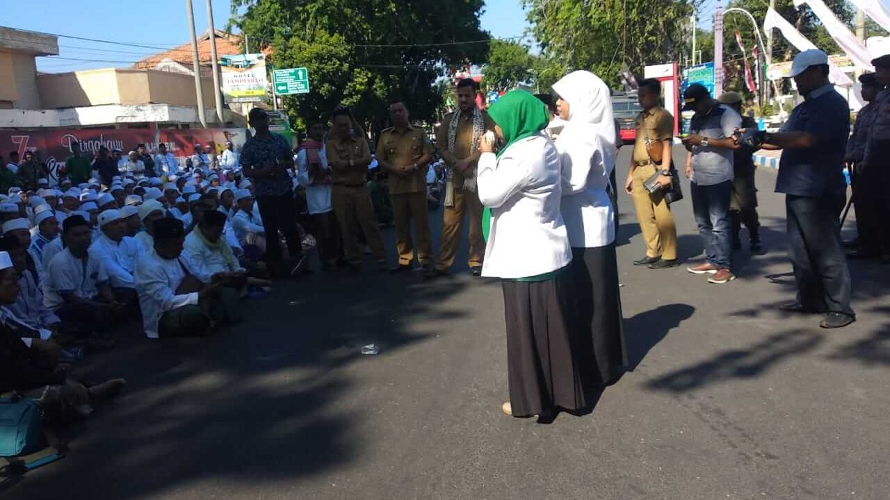 cropped emak emak memberikan dukungan kepada Walikota untu menutup tempat hiburan malam. 1
