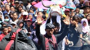 Seniman Bantengan Hipnotis Warga dan Wisatawan