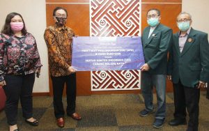 KPwBI berikan bantuan kepada IDI Malang Raya. (ist)