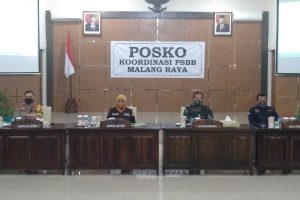 Gubernur Jawa Timur Khofifah Indar Parawansa, memimpin rakor evaluasi PSBB dan persiapan menuju new normal life. (rhd)