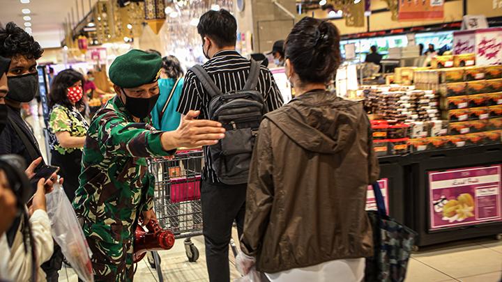 Polisi sedang berjaga di mall