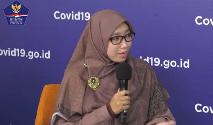 perempuan sedang menyapaikan