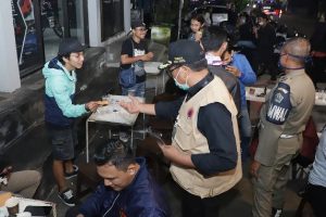 Masih banyak masyarakat yang abai masker dan jarak aman. (ist)