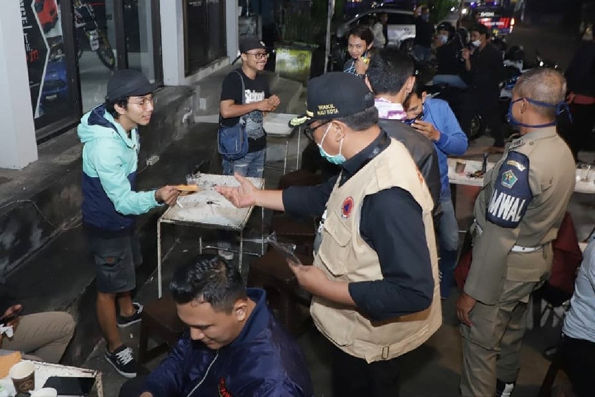Masih banyak masyarakat yang abai masker dan jarak aman. (ist)