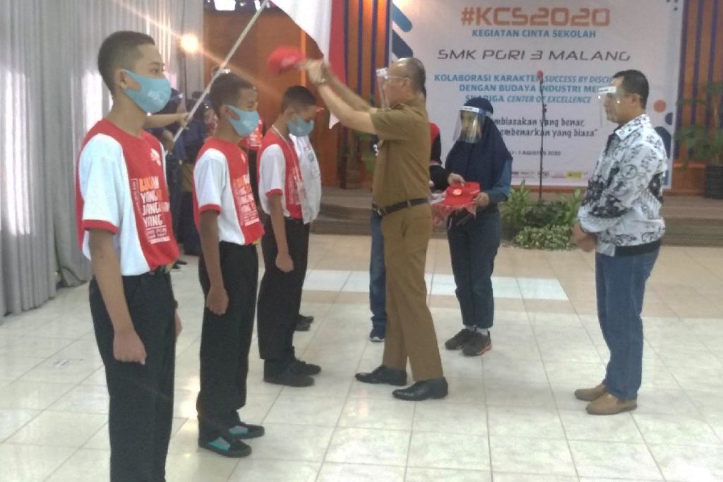 Penyematan atribut KCS Skariga oleh Kadindik Jatim, Wahid Wahyudi.