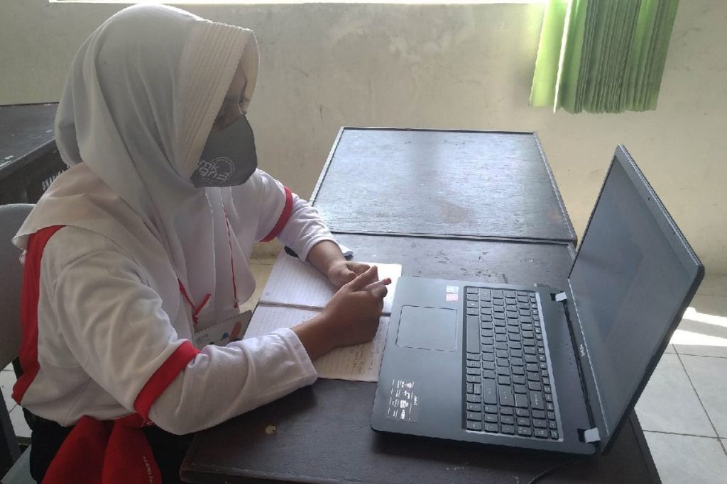Siswa peserta KCS serius menyimak materi yang diberikan.