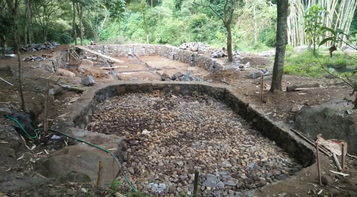 Bangunan kolam renang permanen yang sedang dikerjakan pengelola Alaska di hutan lindung Kasinan. (ist)