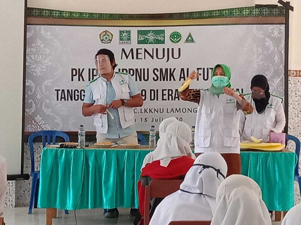 PK IPNU-IPPNU SMK AL-FUTUH Tikung adakan pelatihan proses pembuatan face shield