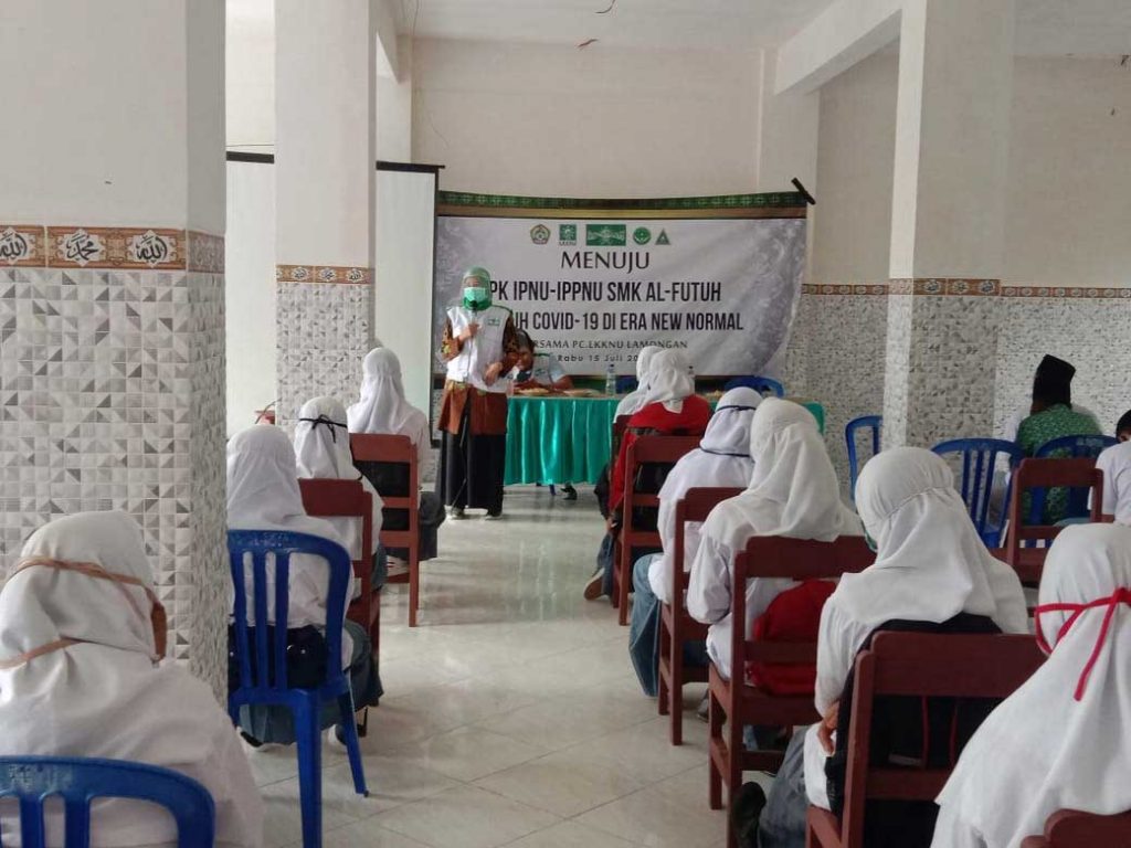 PK IPNU-IPPNU SMK AL-FUTUH Tikung adakan pelatihan proses pembuatan face shield