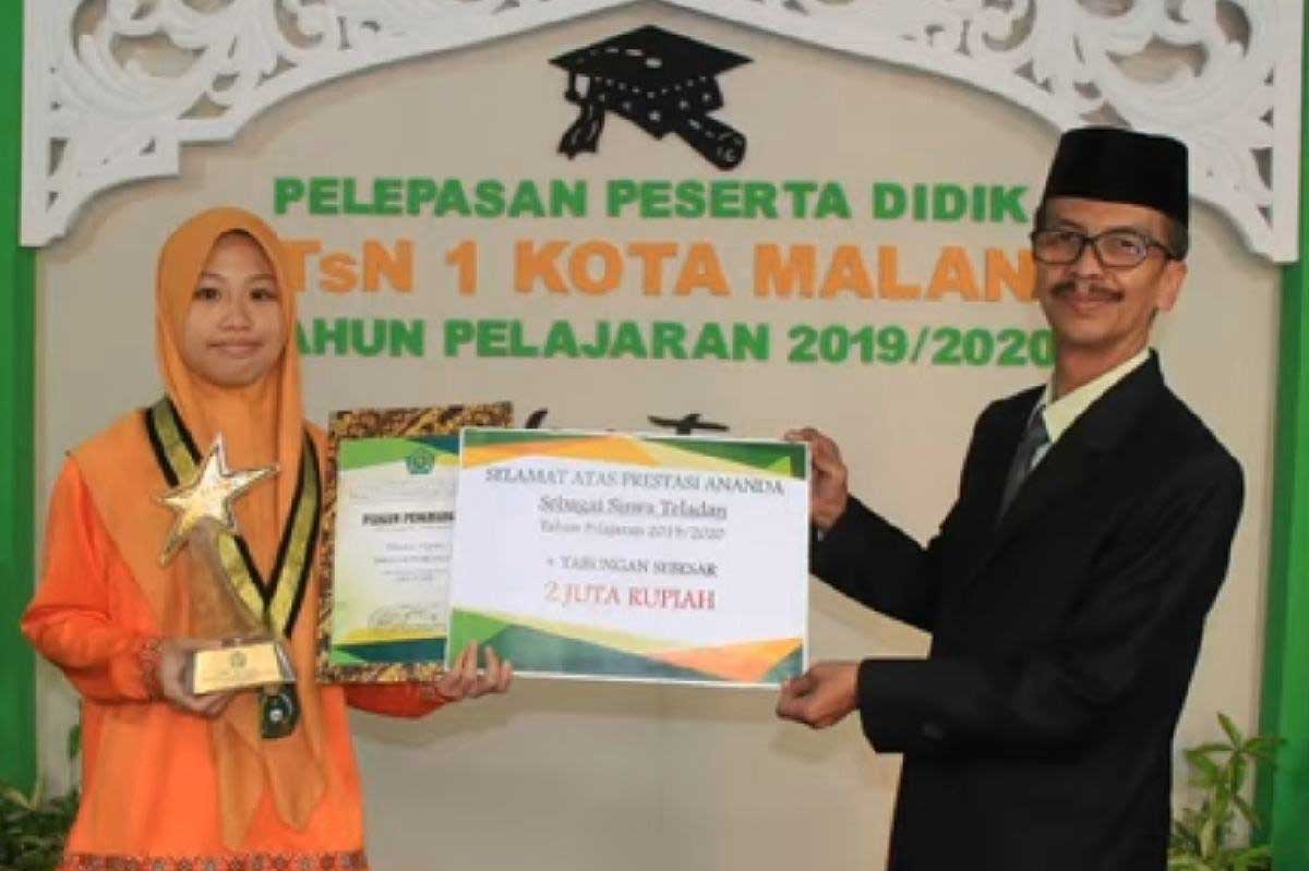 Wisuda dilakukan secara daring. Siswa berada di rumah, sementara di madrasah dihadiri Kepala Kemenag, Ketua Komite, guru dan undangan terbatas lainnya.
