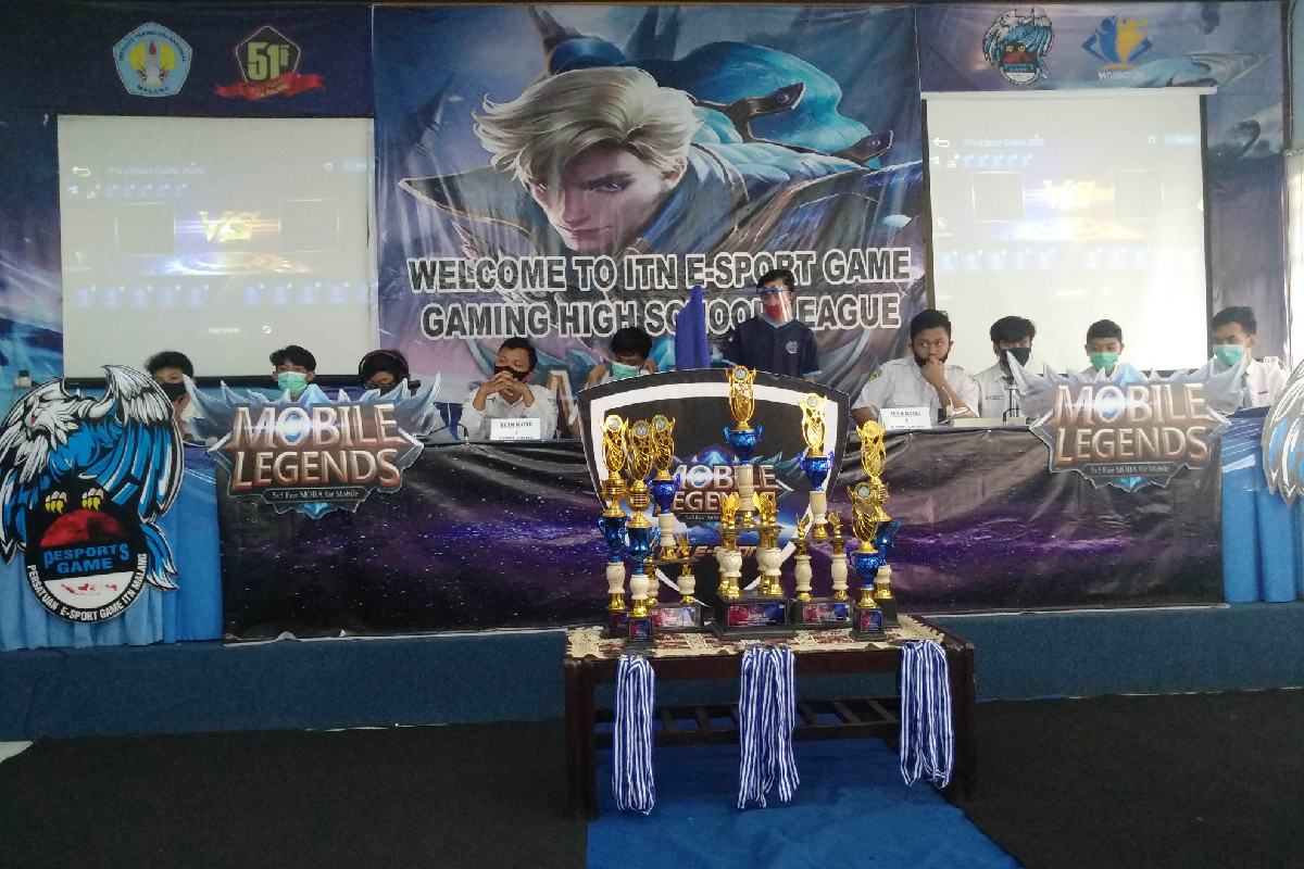 Para peserta final E-Sport Game ITN Malang serius bertanding.