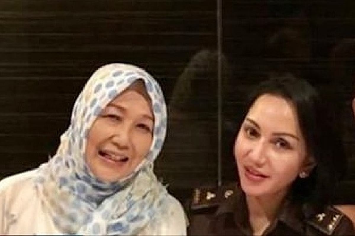 Anita Kolopaking bersama Pinangki Sirna Malasari.