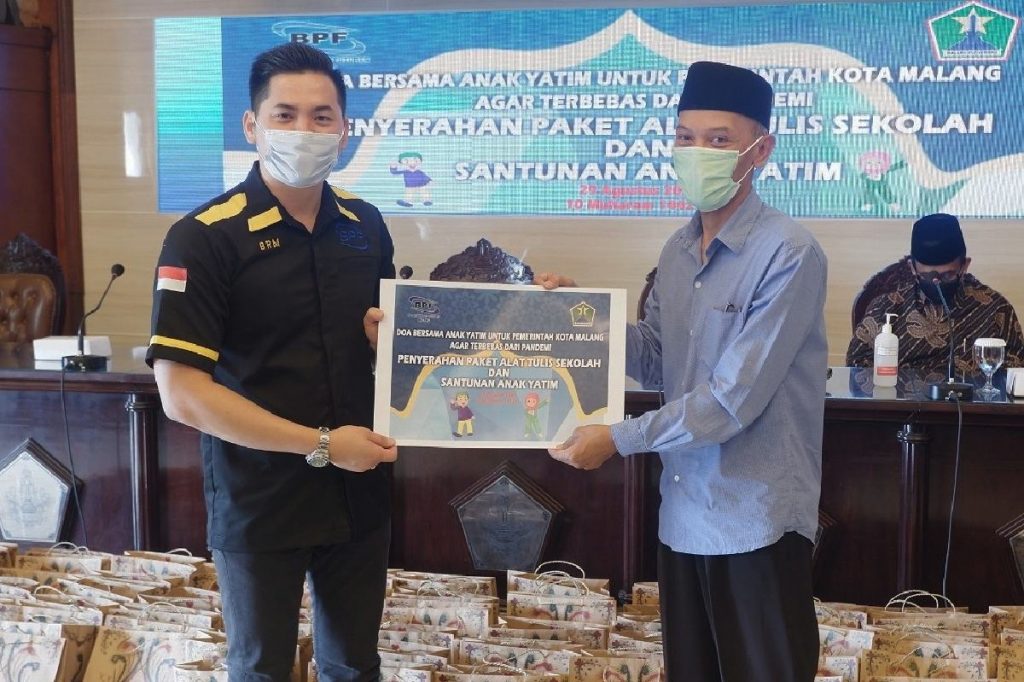 Penyerahan simbolis santunan.