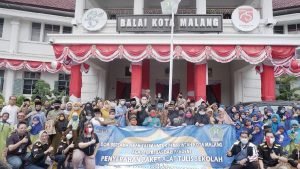 BPF bersama anak yatim di depan Balaikota Malang.