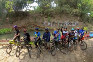 Berfoto di area instagramable Kali Cemplong.