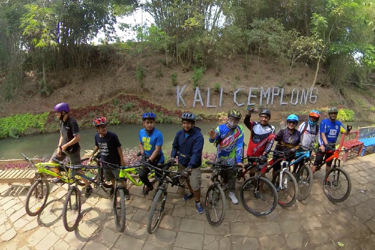 Berfoto di area instagramable Kali Cemplong.
