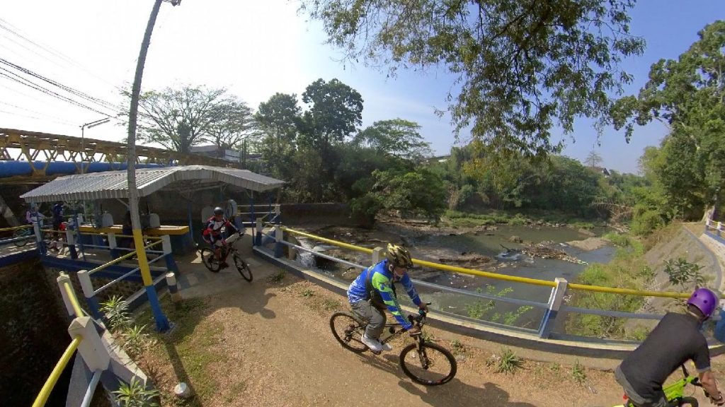 Menyusuri pinggiran sungai dan jembatan.