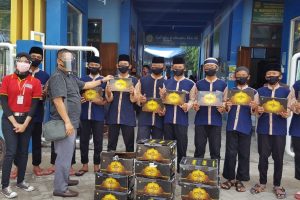 M Faruq menyerahkan bantuan donasi konsumen Alfamart 100 pcs sarung ke Yayasan Al Mizan.