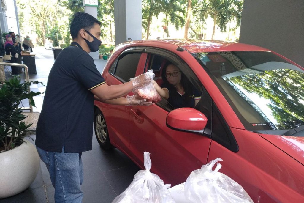 Cukup drive thru dari dalam mobil, meminimalisir interaksi dan transmisi.