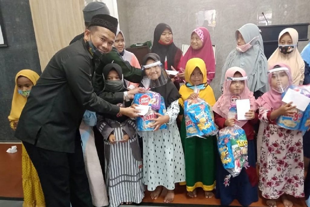 Sekretaris Komisi D DPRD Kota Malang, H Rokhmad, SSos, turut memberikan santunan.