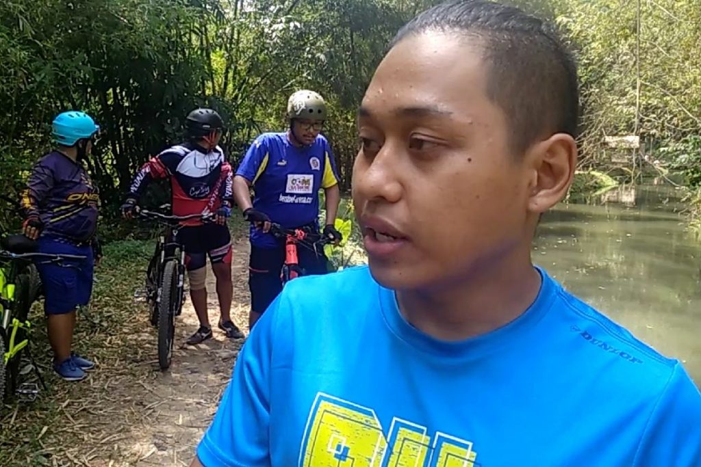 Hendri Wijaya, saat memandu komunitas.