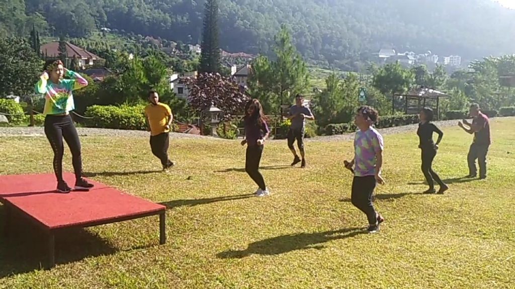 Berkeringat dengan Zumba Dance.