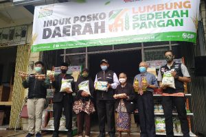 Penyerahan sedekah pangan bagi masyarakat yang membutuhkan.