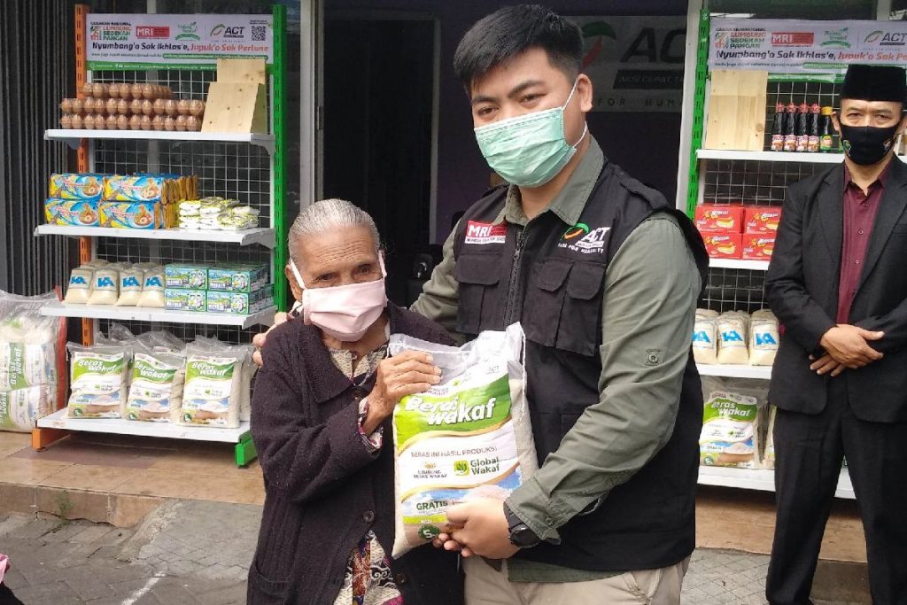 BM ACT Malang menyerahkan secara simbolis sedekah pangan.