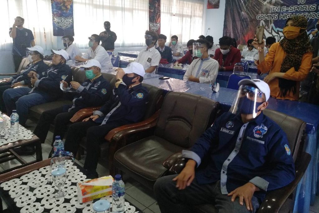 Jajaran pimpinan ITN dan siswa SMA/SMK peserta E-Sport.