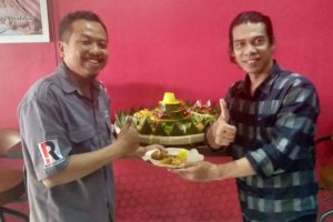 Pimred SERU.co.id dan MemoX.co.id saling membagikan potongan tumpeng.