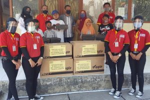 Alfamart salurkan donasi sepatu di SD Lamongan. (ist)