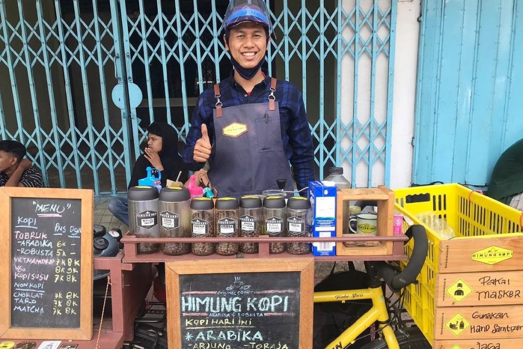 Andi Destanto dengan kedai sepeda Himung Kopi